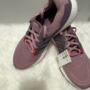 NEW! Adidas Women's Ultraboost 22. Purple with Coral Accents